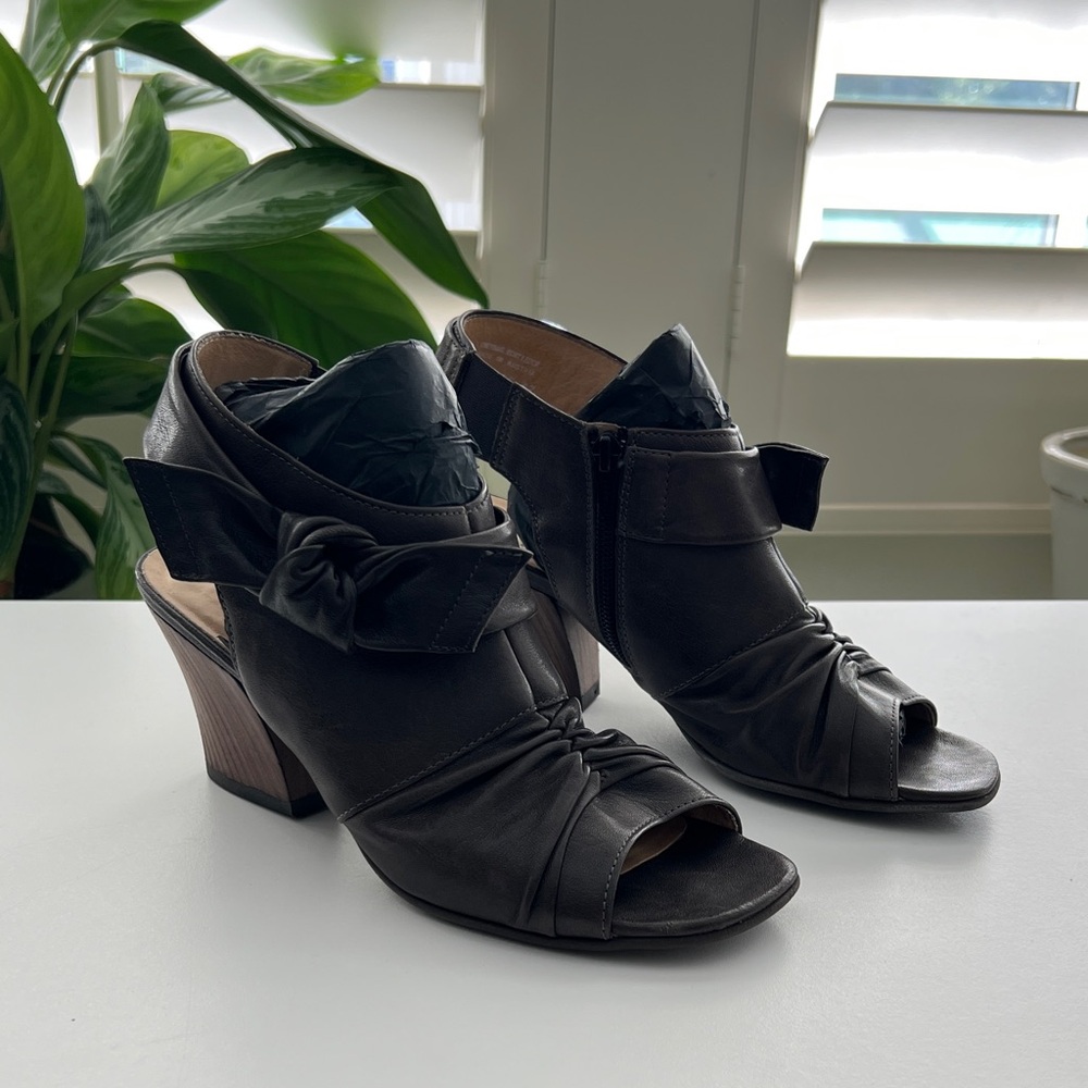 Paul Green Grey Leather Peep-Toe Heels with Bow